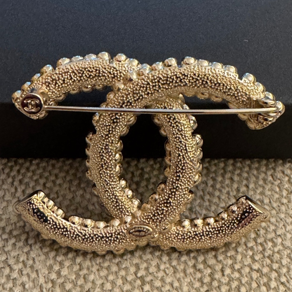 Brand New Classic Chanel Large CC Logo Crystal Embellished Pearl Brooch - Picture 2 of 3